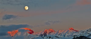 Mond über dem Mont Blanc